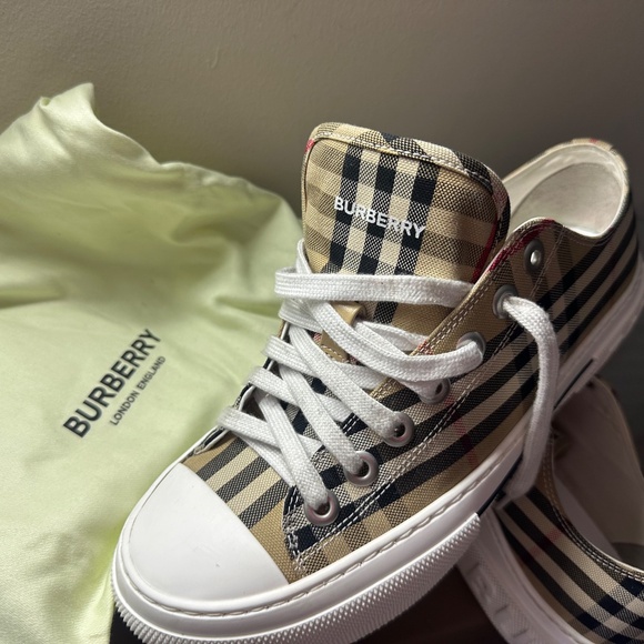 Burberry shoes - Picture 2 of 5